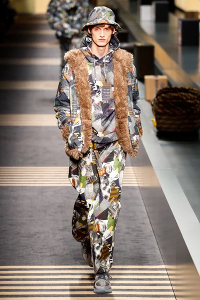 Look 32